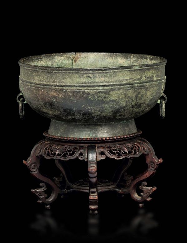 Coppa in bronzo con decoro a maschera taotie lungo i manici, Cina, Dinastia Shang (1750-1028 a.C.)
