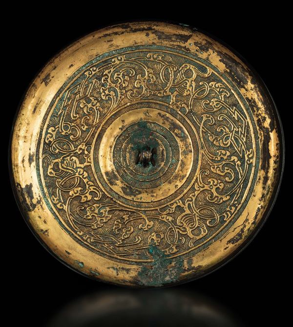 Specchio in bronzo dorato con decori a rilievo, Cina, Dinastia Han (206 a.C.-220 d.C.)