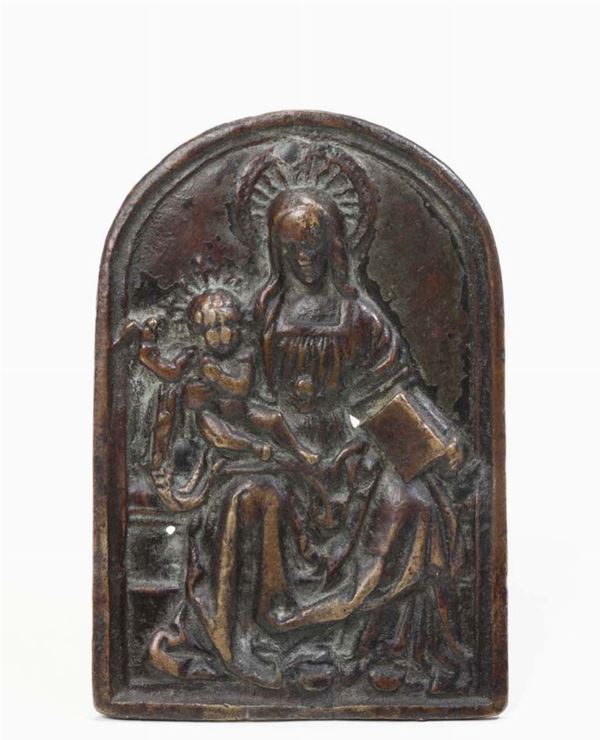 Pace con placchetta in fusione a cera persa raffigurante “Vergine col Bambino” in cornice a edicola rinascimentale, probabile XVI-XVII secolo