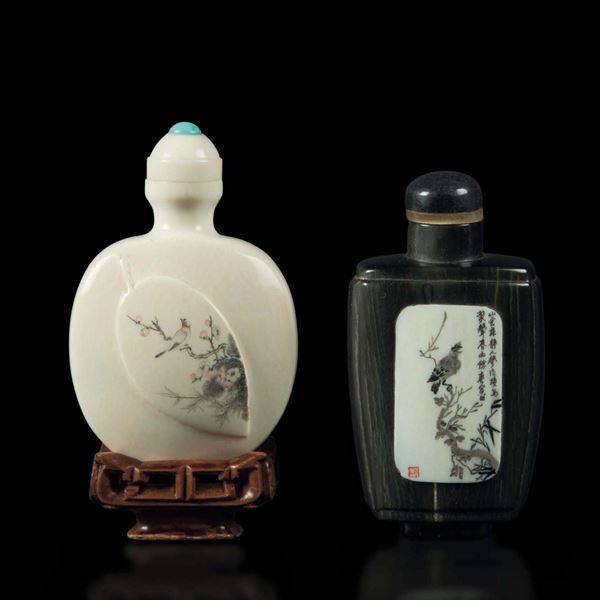 Due snuff bottles in avorio e corno con decoro naturalistico entro riserve e iscrizioni, Cina, inizio XX secolo