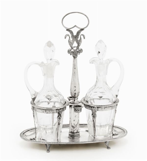 Oliera in argento con ampolle in cristallo. Bolli ad imitazione di Venezia. Italia XX secolo