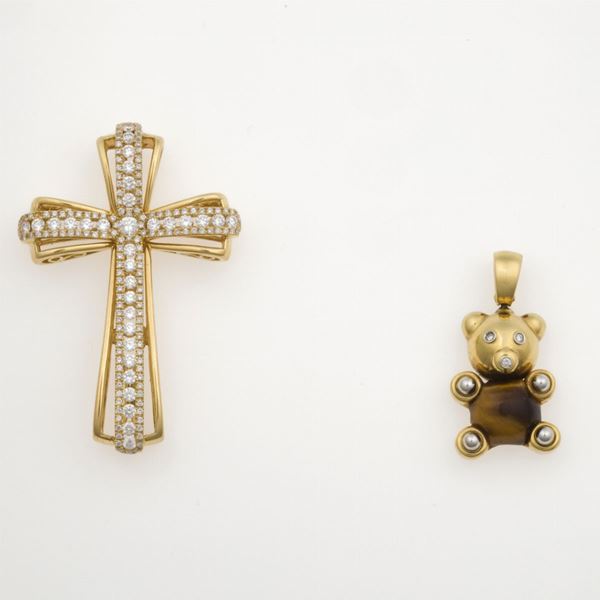 Lotto composto da un pendente “Orsetto” firmato Damiani ed un pendente “Croce”