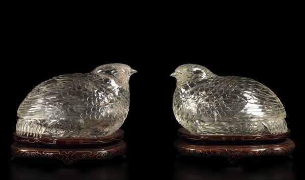 Coppia di piccoli vasi con coperchio in cristallo di rocca intagliato a foggia di quaglia, Cina, XX secolo
