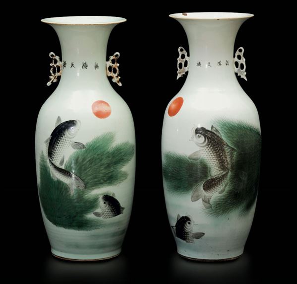 Coppia di vasi in porcellana a smalti policromi con carpe e iscrizioni, Cina, inizio XX secolo