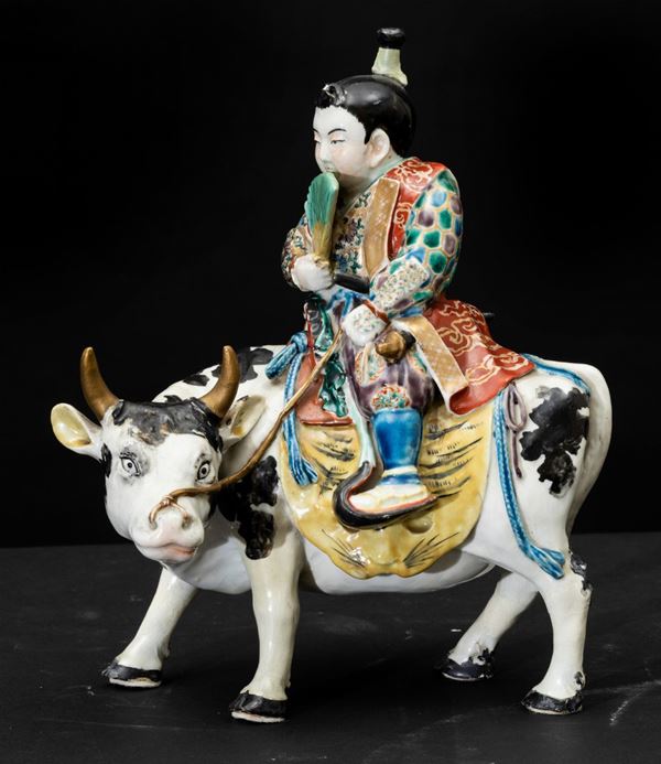 Figura di uomo con ventaglio seduto su mucca in ceramica Kutani a smalti policromi, Giappone, epoca Meiji, XIX secolo
