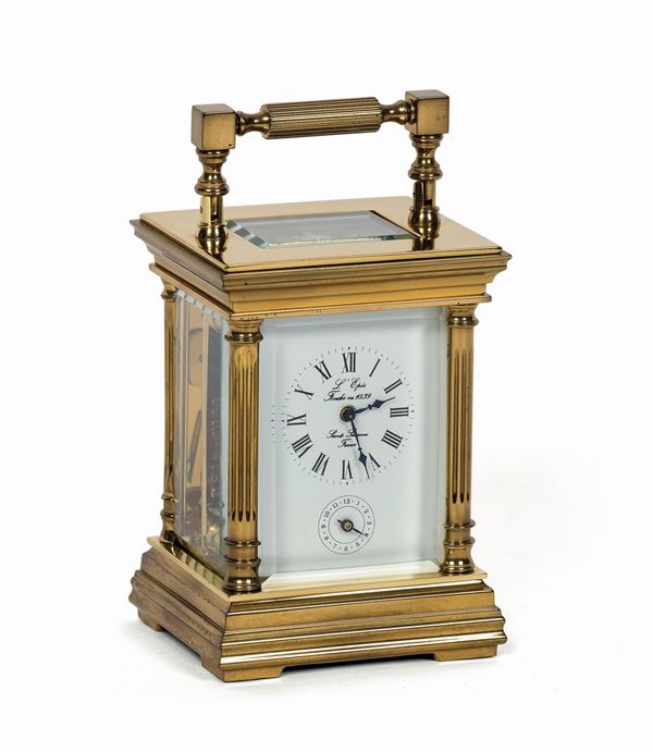 L' Epée, France. Piccolo, orologio da viaggio, in ottone dorato con suoneria e ripetizione. Accompagnato dalla scatola originale, chiavi e Garanzia. Realizzato nel 1980 circa