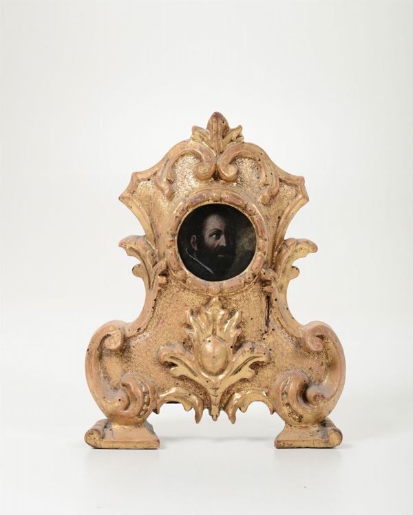 Elemento in legno intagliato e dorato con miniatura raffigurante personaggio maschile, XVIII secolo