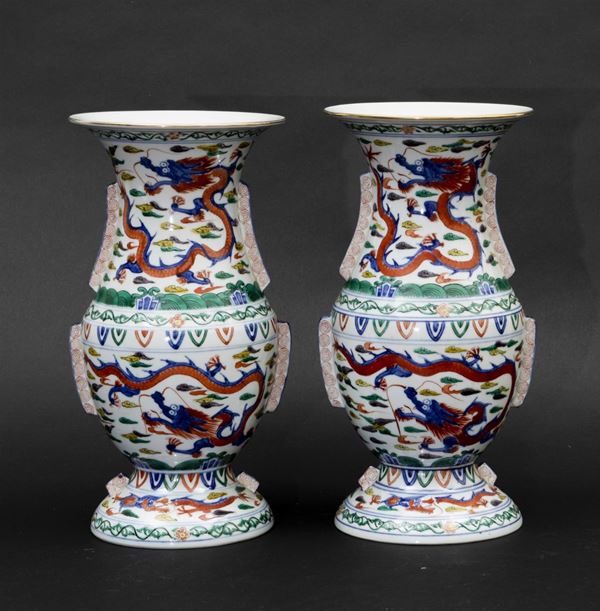 Coppia di vasi in porcellana a smalti policromi con decoro di draghi tra le nuvole, Cina, XX secolo