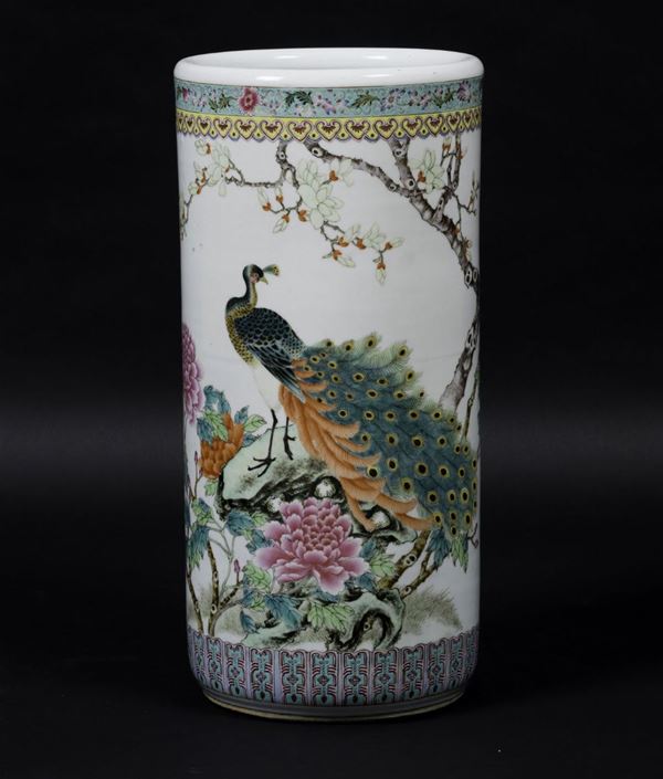Portaombrelli in porcellana a smalti policromi con figura di pavone e alberi in fiore, Cina, XX secolo