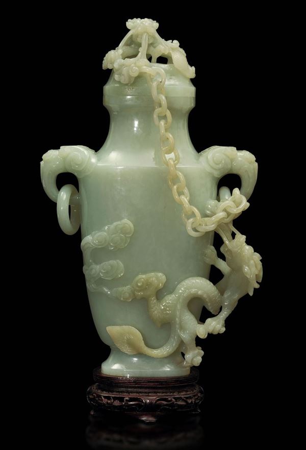 Vaso con coperchio in giada Celadon con manici ad anello e figura di drago a rilievo, Cina, XIX secolo