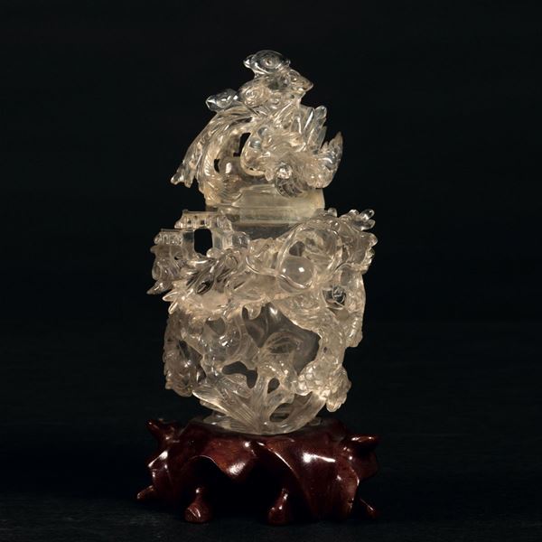 Vaso scolpito in cristallo di rocca con decoro a traforo raffigurante drago e coperchio a foggia di fenice, Cina, inizio XX secolo