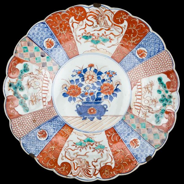Coppia di piatti polilobati in porcellana Imari con vaso di fiori centrale e decoro naturalistico entro riserve, Giappone, XIX secolo