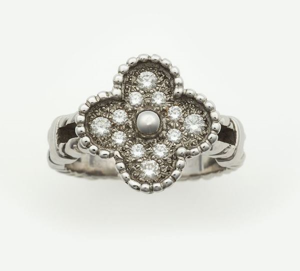 Van Cleef & Arpels. Anello Alhambra con diamanti taglio brillante per ct 0,32