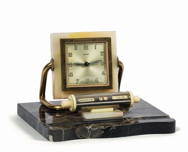 BAYARD. Orologio da tavolo, in ottone dorato e marmo con sveglia e calendario. Realizzato nel 1960 circa