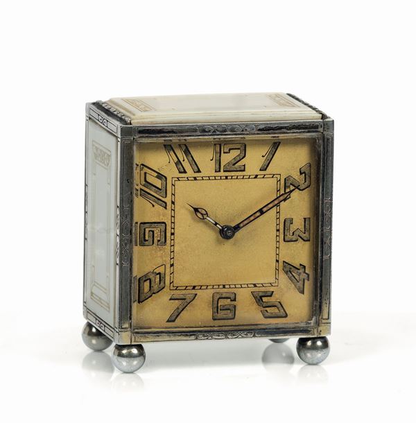 Anonimo. Piccolo orologio da tavolo, in argento e avorio. Realizzato nel 1920 circa