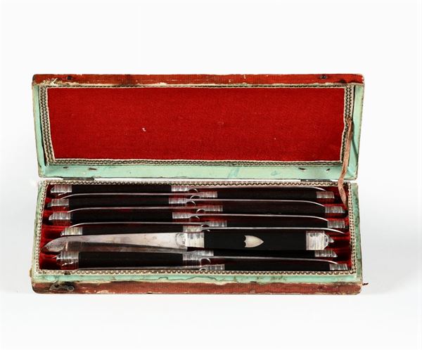 Scatola con 12 coltelli da frutta in argento e manico in ebano, Francia? XIX secolo