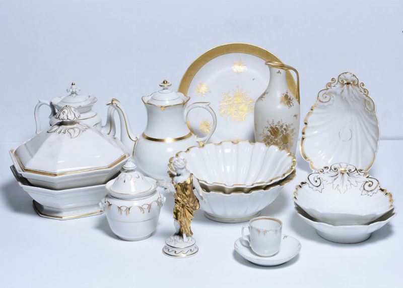 Lotto di diversi oggetti in porcellana bianca con profili dorati  - Asta Antiquariato - Cambi Casa d'Aste