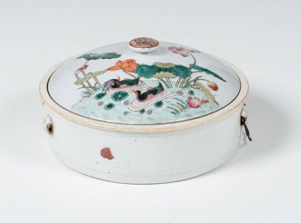 A porcelain food box, China, Qing Dynasty
