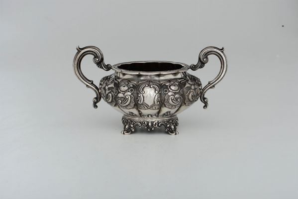 Zuccheriera in argento fuso, sbalzato e cesellato. Londra 1840, argentiere William Hall