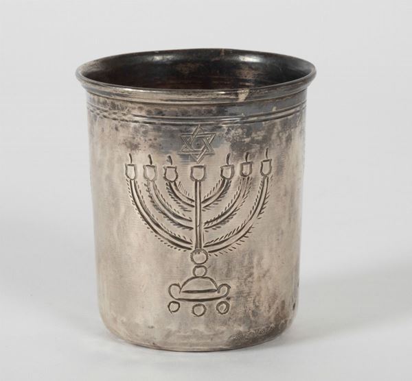 Coppa del Kiddusch in argento sbalzato e cesellato. Probabile XVIII secolo, apparentemente privo di punzonatura
