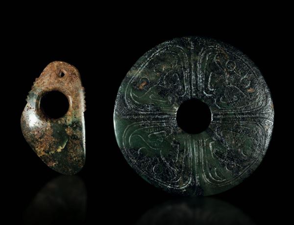Lotto composto da due oggetti in giada arcaici con decori incisi, Cina, probabilmente Dinastia Han (206 a.C.-220 d.C.)