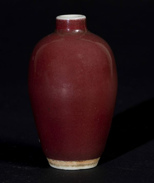 Snuff bottle in porcellana monocroma color sangue di bue, Cina, fine XIX secolo