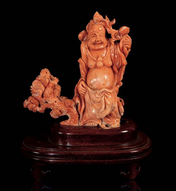 Figura di Budai con ramo di pesco scolpito in corallo, Cina, inizio XX secolo