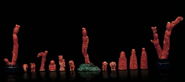 Lotto composto da quattordici figure di dimensioni e soggetti diversi scolpite in corallo, Cina, inizio XX secolo