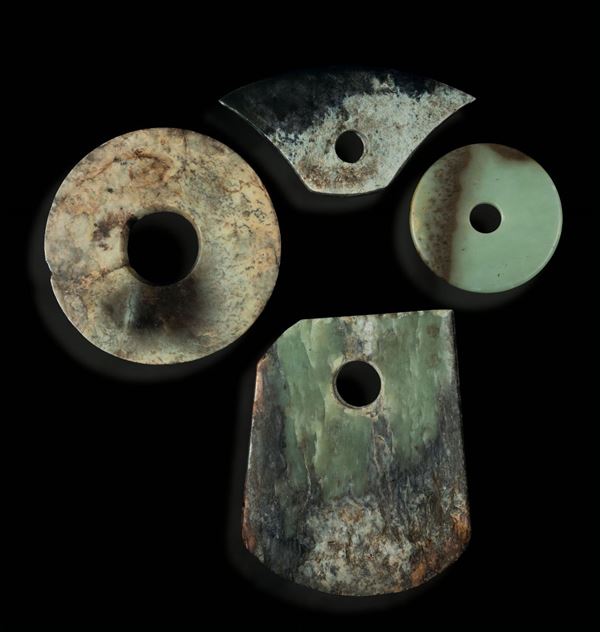 Lotto composto da due dischi Bi e altri due oggetti di diverse dimensioni in giada con russet, Cina, probabilmente arcaica