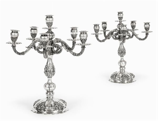 Coppia di candelabri a sei fiamme in argento, manifattura artistica milanese della prima metà del XX secolo. Bolli di titolo con fascio littorio in uso dal 1935 al 1945