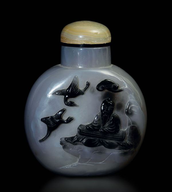 Snuff bottle in agata con decoro a cammeo raffigurante saggio seduto entro paesaggio, Cina, XX secolo