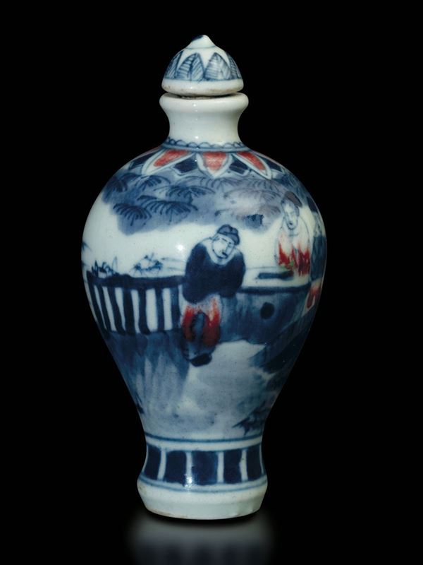 Snuff bottle in porcellana decorata con scene di vita comune sui toni del blu e del rosso, Cina, XIX secolo