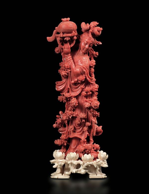 Gruppo in corallo rosso con Guanyin finemente scolpito con base in avorio, Cina, Dinastia Qing, XIX secolo