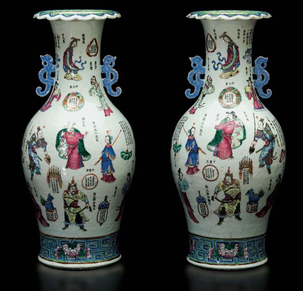 Coppia di vasi con anse sagomate in porcellana a smalti policromi con figure di dignitari e iscrizioni,  [..]