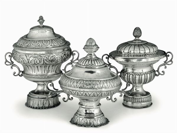 Tre piccole zuppiere in argento sbalzato e cesellato (rimontate con materiale antico) apparentemente prive di punzonatura, Italia XIX-XX secolo