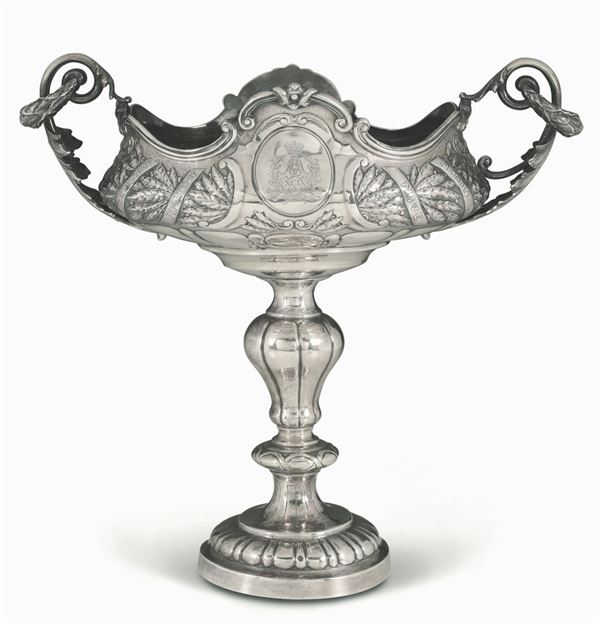 Coppa biansata in argento fuso, sbalzato e cesellato, argentiere Goldsmith and Silversmith, Londra 1903