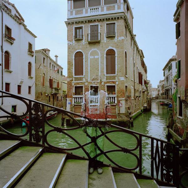 Liu Bolin (1973) Hiding in Italy. Ponte dei Conzafelzi Venezia, 2010