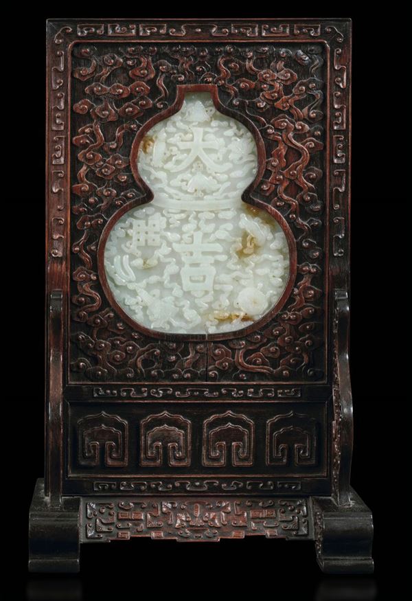 Piccolo paravento da tavolo con placca a doppia zucca in giada bianca con decoro inciso e a rilievo base in legno di Homu, Cina, XX secolo