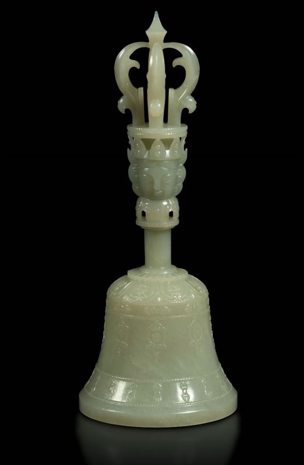 Campana con dorje o vajra in giada Celadon con decori incisi, Cina, XX secolo