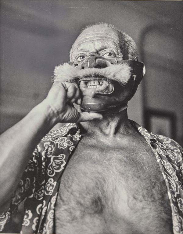 Robert Capa (1913-1954) Picasso. Le masque Japonais, 1949