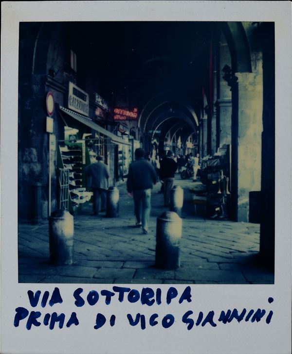 Lattuada Alberto (1914-2005) Via Sottoripa prima di vico Giannini - polaroid con Vedute di Genova 1989-1990