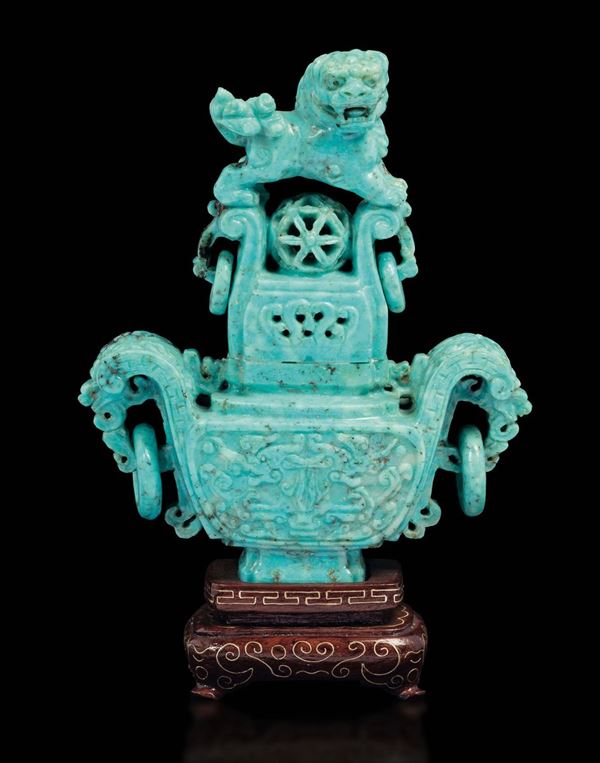 Piccolo vaso con coperchio scolpito in turchese con anse ad anello, presa a foggia di cane di Pho e decoro arcaico, Cina, XIX secolo