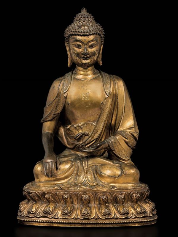 Grande e magnifica figura di Buddha Sakyamuni in bronzo dorato, Cina, Dinastia Ming, XV-XVI secolo
