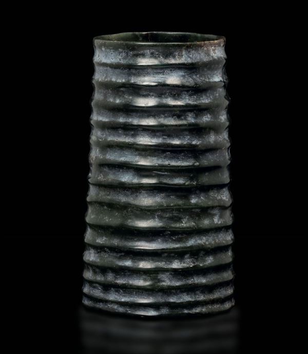 Vaso cilindrico arcaico in giada con decoro a rilievo, Cina, probabilmente Dinastia Song (960-1279)