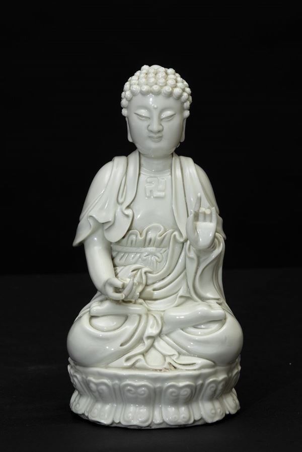 Figura di Buddha seduto su doppio fiore di loto in porcellana Blanc de Chine, Cina, XIX secolo