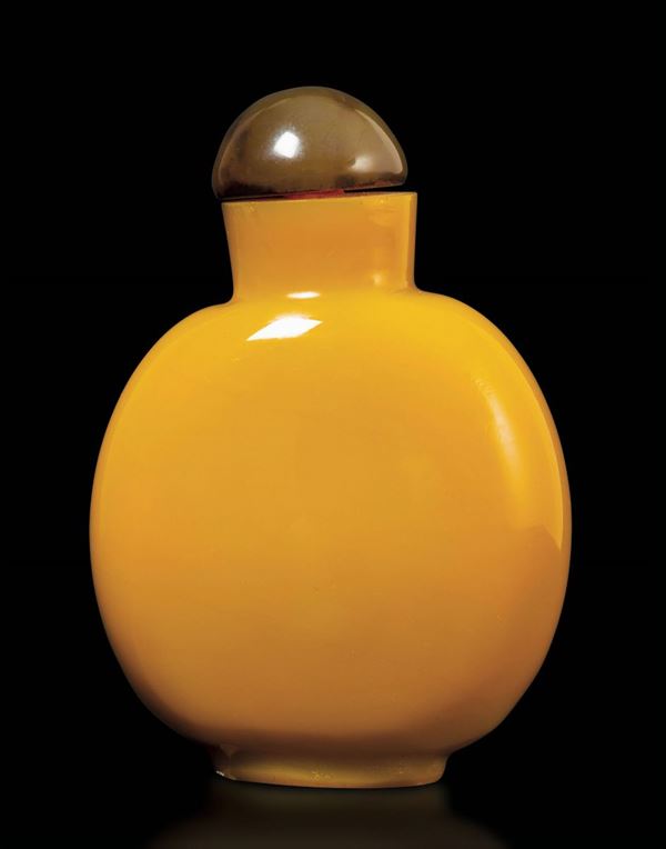 Snuff bottle in vetro di Pechino color senape, Cina XX secolo