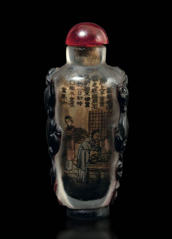 Snuff bottle in vetro con raffigurazione di vita comune e iscrizioni dipinte e decori a cammeo con figure di pantere, Cina XX secolo