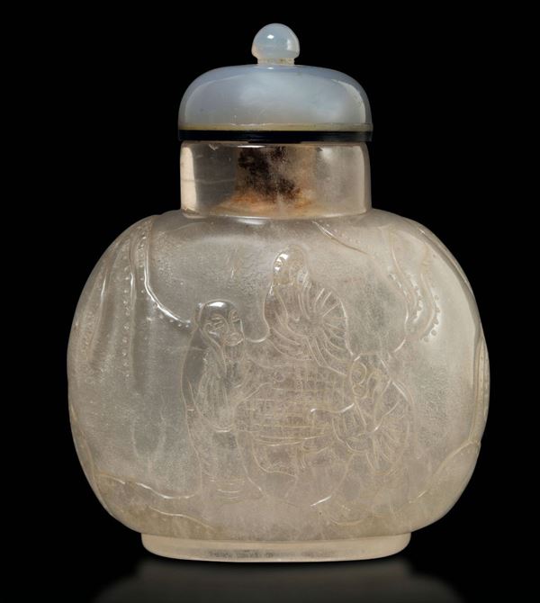 Snuff bottle in cristallo di rocca inciso con scene di vita comune entro paesaggio, Cina XIX secolo