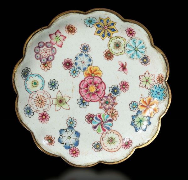 Piccola scatola Imperiale polilobata con coperchio a smalti cloisonnè con decoro brocade-flower, Cina,  [..]