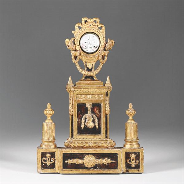 Orologio in legno intagliato e dorato con calendari da tasca XVIII secolo